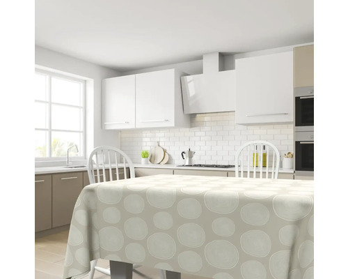 Köksscen med duk med cirkelmönster på bordet