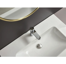 Bild av ett vitt handfat med en kromfärgad kran.