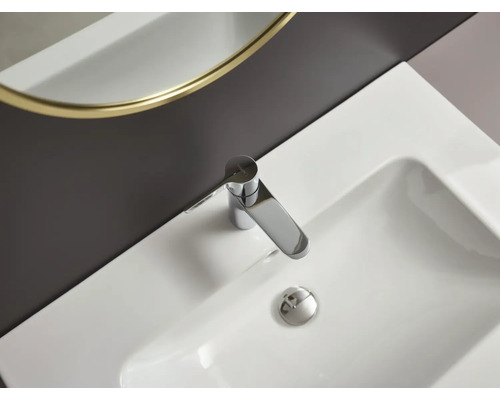 Bild av ett vitt handfat med en kromfärgad kran.