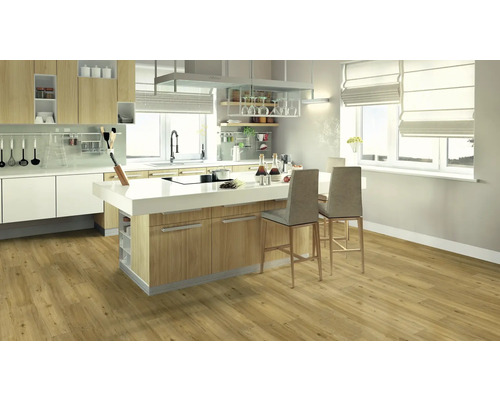 Ljust kök med köksö, barstolar och trägolv