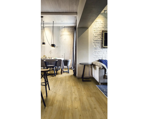 Ljust vardagsrum med trägolv, matbord, stolar och soffa