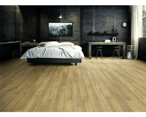 Sovrum med ljust trägolv, säng, skrivbord och stolar