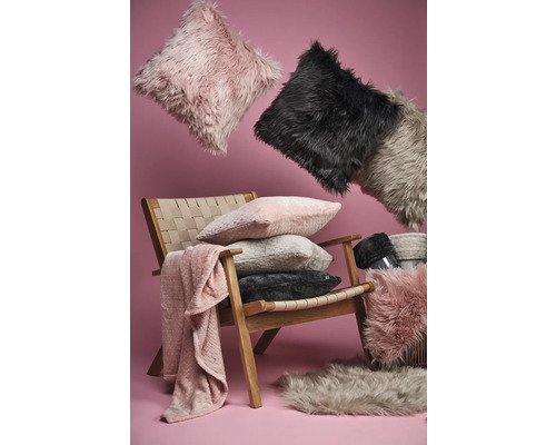 Dekorativ scen med stol, kuddar och filtar för inredning