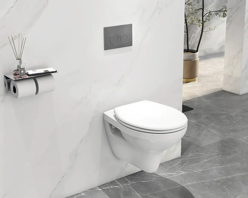 Modernt badrum med vägghängd toalett, tryckplatta och toalettpappershållare med hylla