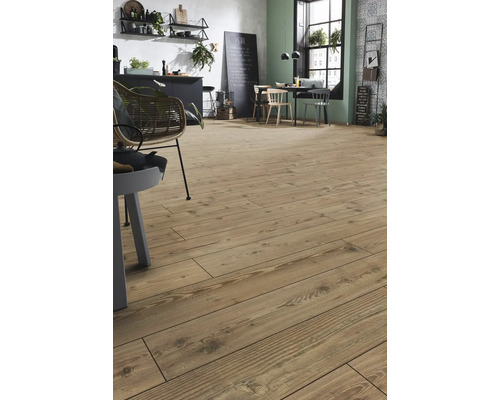 Ljust trägolv i en matsal med stolar och ett matbord