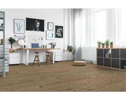 Arbetsrum med trägolv, skrivbord och dekoration