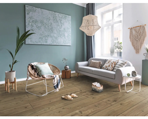 Vardagsrum med trägolv, soffa och dekorationer