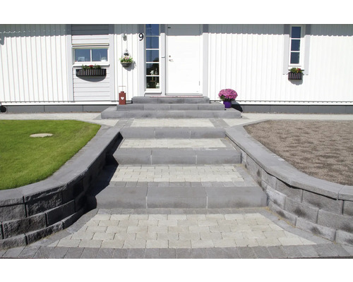 Utomhustrappa av gatsten framför ett hus