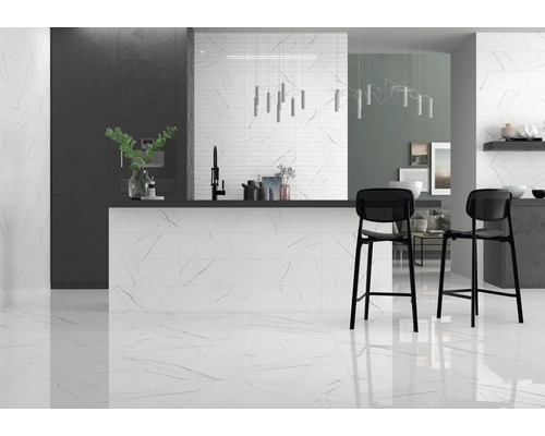 Ljust kök med marmorplattor på golv och vägg