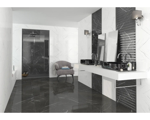 Modernt badrum med dusch, två handfat och kakel i marmorlook