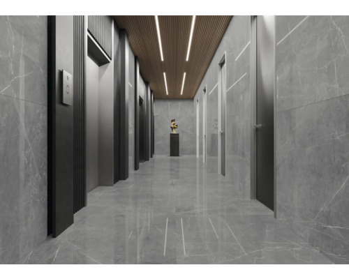 Interiör med hissar, dörrar och marmorgolv