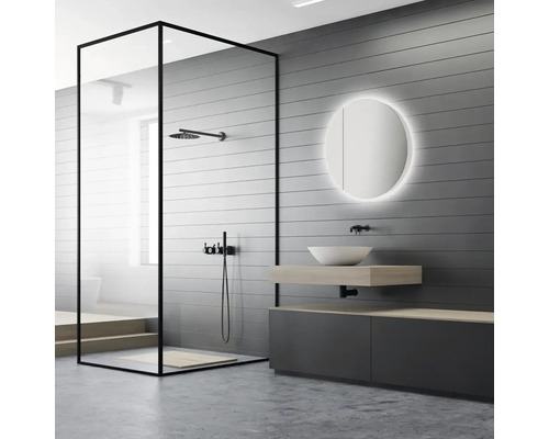 Modernt badrum med duschkabin, tvättställ och rund spegel