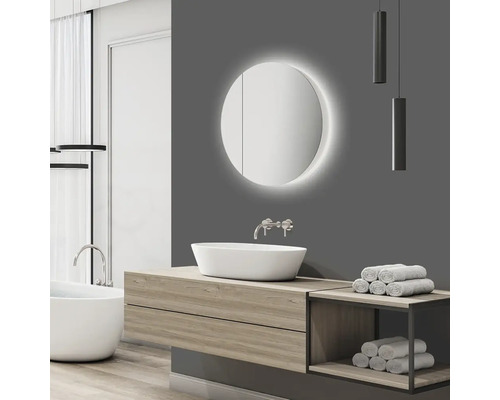 Modernt badrum med rund spegel, tvättställsskål och underskåp i trä