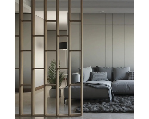 Vardagsrum med rumsavdelare i trä, soffa och matta