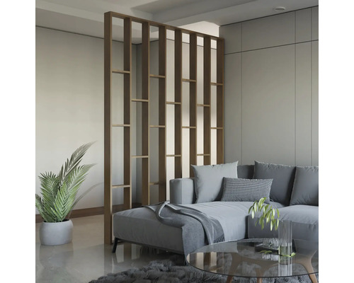 Vardagsrum med soffa, soffbord och rumsavdelare