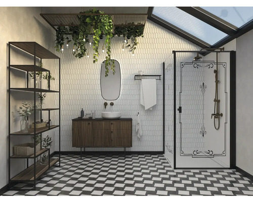 Badrum med dusch, tvättställ, spegel, hylla och svartvitt mönstrat golv.