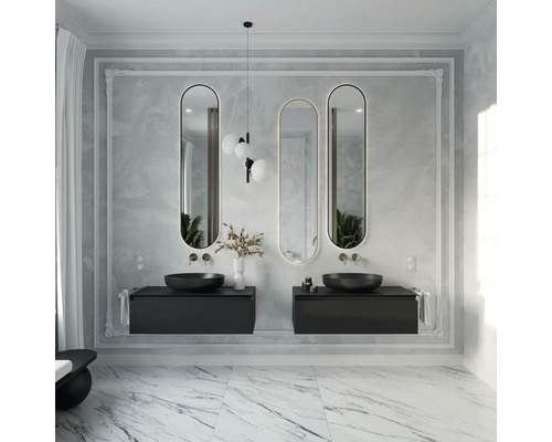 Ljust badrum med två handfat, ovala speglar och marmorgolv