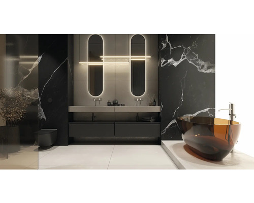 Modernt badrum med badkar, handfat, spegel och mörk marmorvägg.