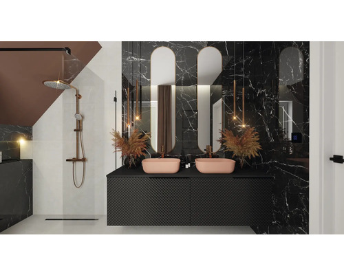 Badrum med dubbla handfat, kranar, speglar och dusch