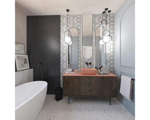 Badrum med badkar, tvättställ, spegel och belysning för en modern atmosfär