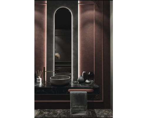 Modernt badrum med handfat, spegel och handdukshållare