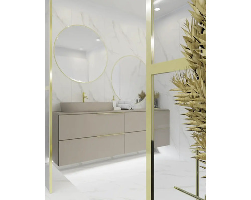 Ljust badrum med tvättställ, runda speglar och dekorativt torkat blomsterarrangemang.