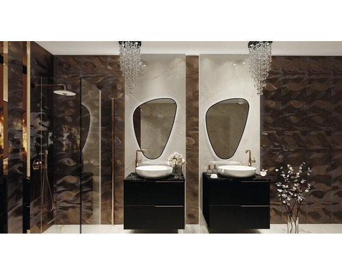 Ljust badrum med dusch, tvättställsskåp, ovanligt formade speglar och glittrande ljuskronor