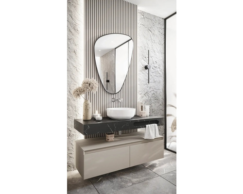 Modernt badrum med spegel, handfat och underskåp