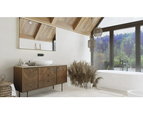 Badrum med tvättställsskåp, spegel och badkar framför fönster