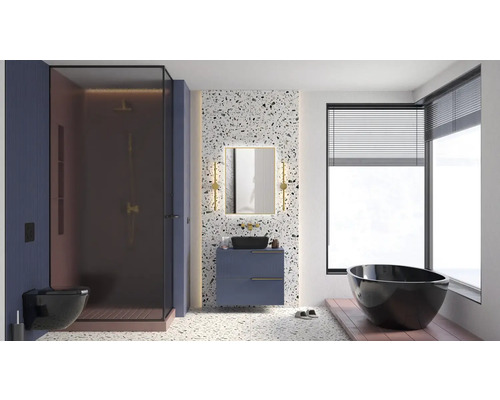 Badrum med dusch, toalett, tvättställ, spegel och badkar