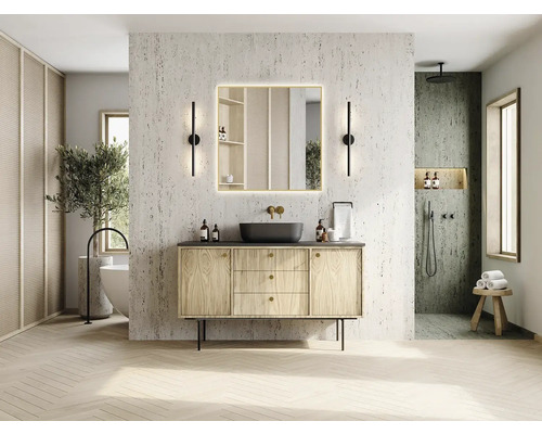 Badrum med tvättställsskåp, spegel, belysning och dusch.