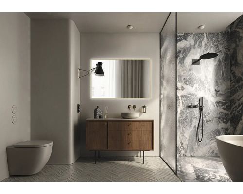 Modernt badrum med toalett, tvättställsskåp, spegel och dusch