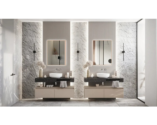 Badrum med två handfat, speglar och vägglampor.