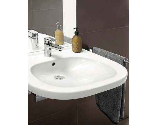 Tvättställ för badrum med kran och handduk