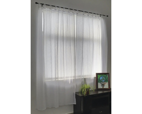 Fönster med gardiner och gardinskena