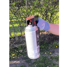 Sprayburk med sprutpistol i handen