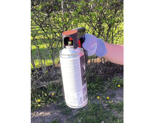 Sprayburk med sprutpistol i handen