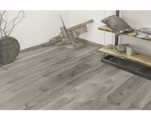 Ljust rum med grått trägolv, dekorationer och hylla