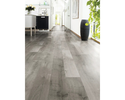 Ljus hall med laminatgolv i träimitation