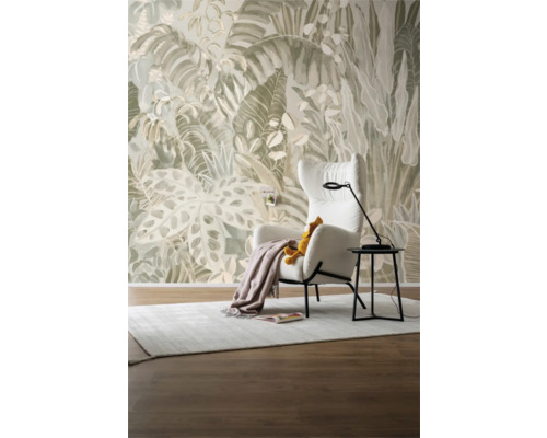 Vardagsrum med mönstrad tapet, fåtölj och matta