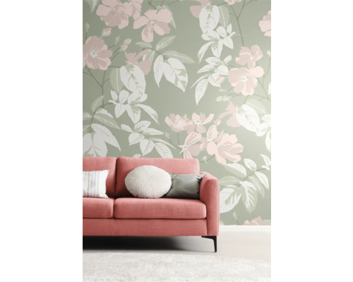 Vardagsrum med blommig tapet och röd soffa