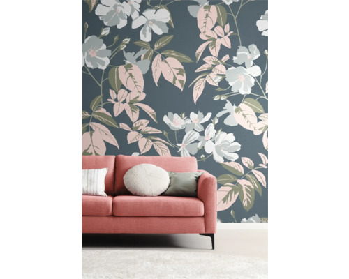 Vardagsrum med blommig tapet och korallfärgad soffa