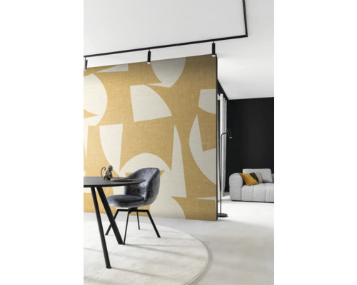 Modern matsal med grafisk tapet, matbord och stol