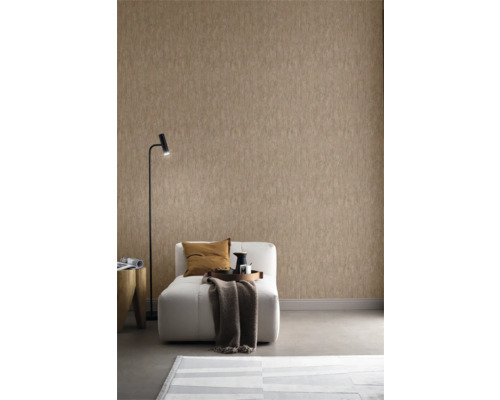 Vardagsrum med mönstrad tapet, fåtölj och golvlampa