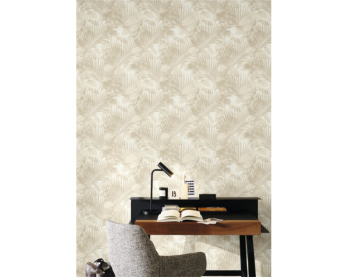 Ljust rum med mönstrad tapet, skrivbord och stol