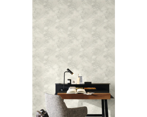 Kontorsutrymme med mönstrad tapet, skrivbord och kontorsstol