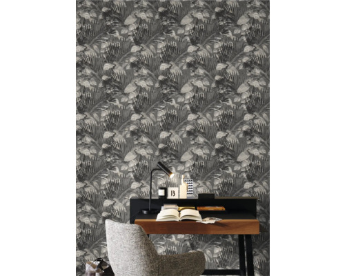 Arbetsrum med mörk mönstrad djungeltapet