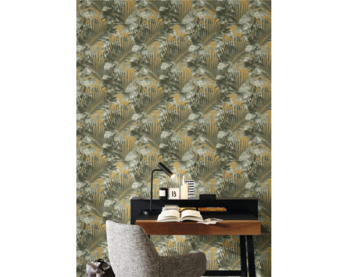 Ett arbetsrum med en mönstrad tapet med löv.