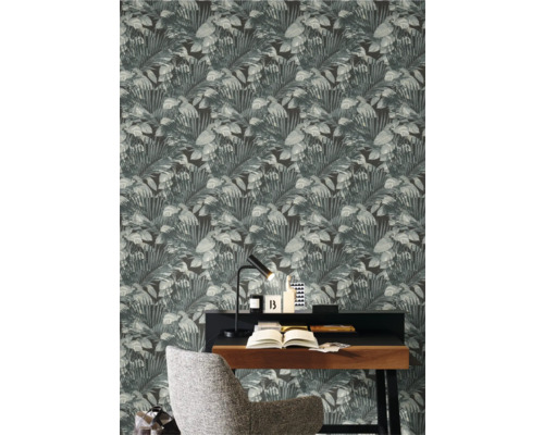 Rumsdekoration med non-woven tapet med växtmotiv bakom ett skrivbord