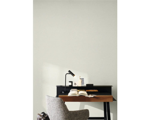 Arbetsrum med skrivbord, lampa och stol för en ljus och organiserad atmosfär.